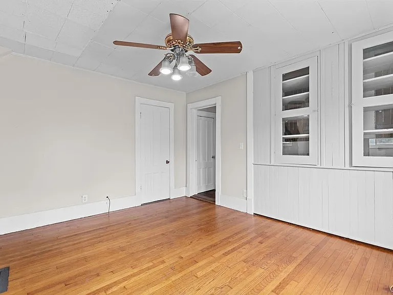 109 Center St — Photo 6