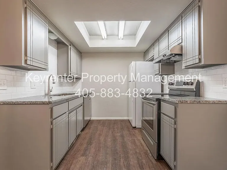 9016-9020 N Rockwell Dr — Photo 10