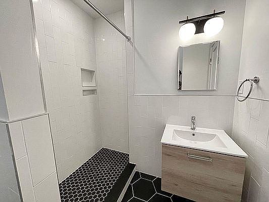 5th image of 253 E 10th St #27