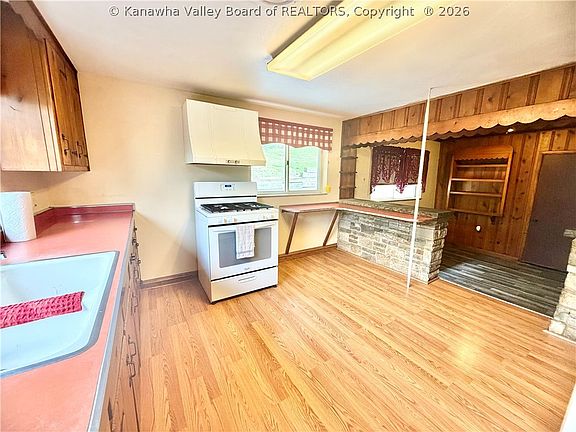 4th image of 870 Vine St