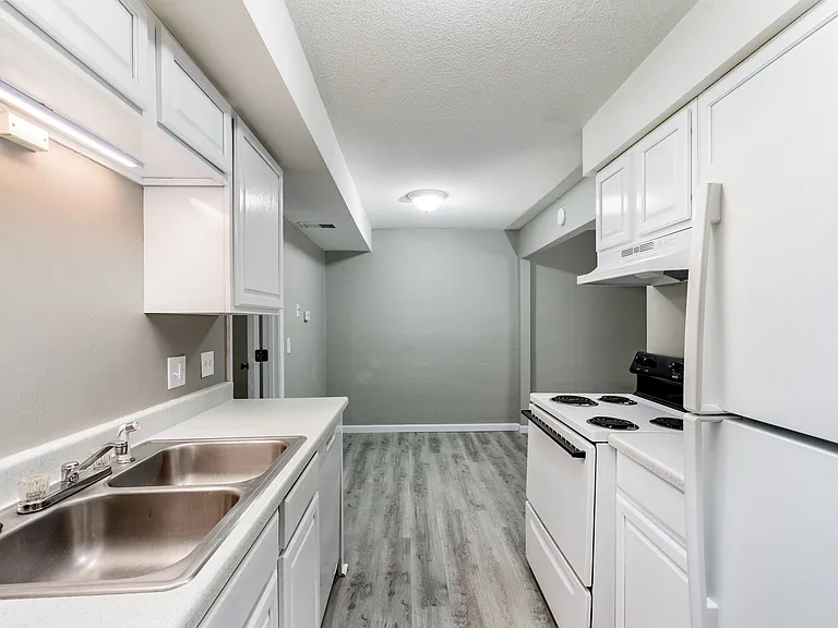 100 Woodhenge Dr — Photo 11
