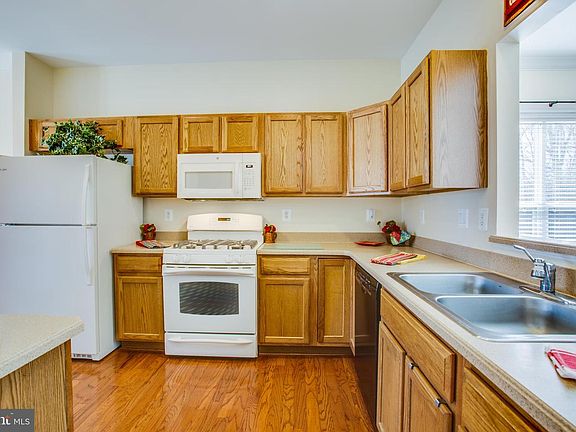 5th image of 48 Smithfield Way
