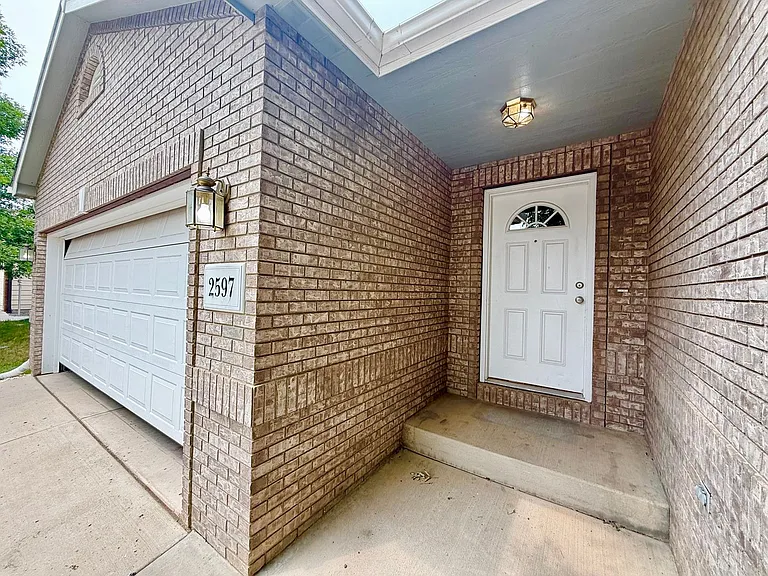 2597 Turquoise St — Photo 2