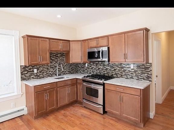 4th image of 323 Narragansett St #1