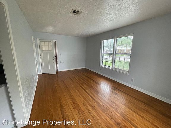 3rd image of 1124 E Arkansas St