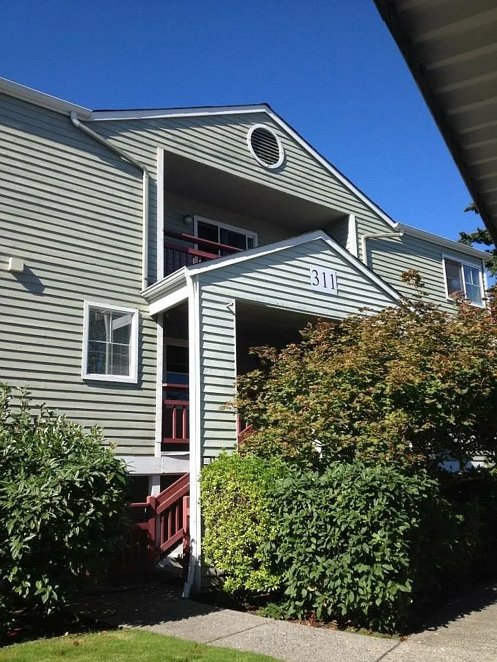 Beautiful Townhome Style Condo Harbour Pointe / Mukilteo — Photo 1