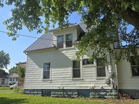 3rd image of 302 N Van Buren Ave