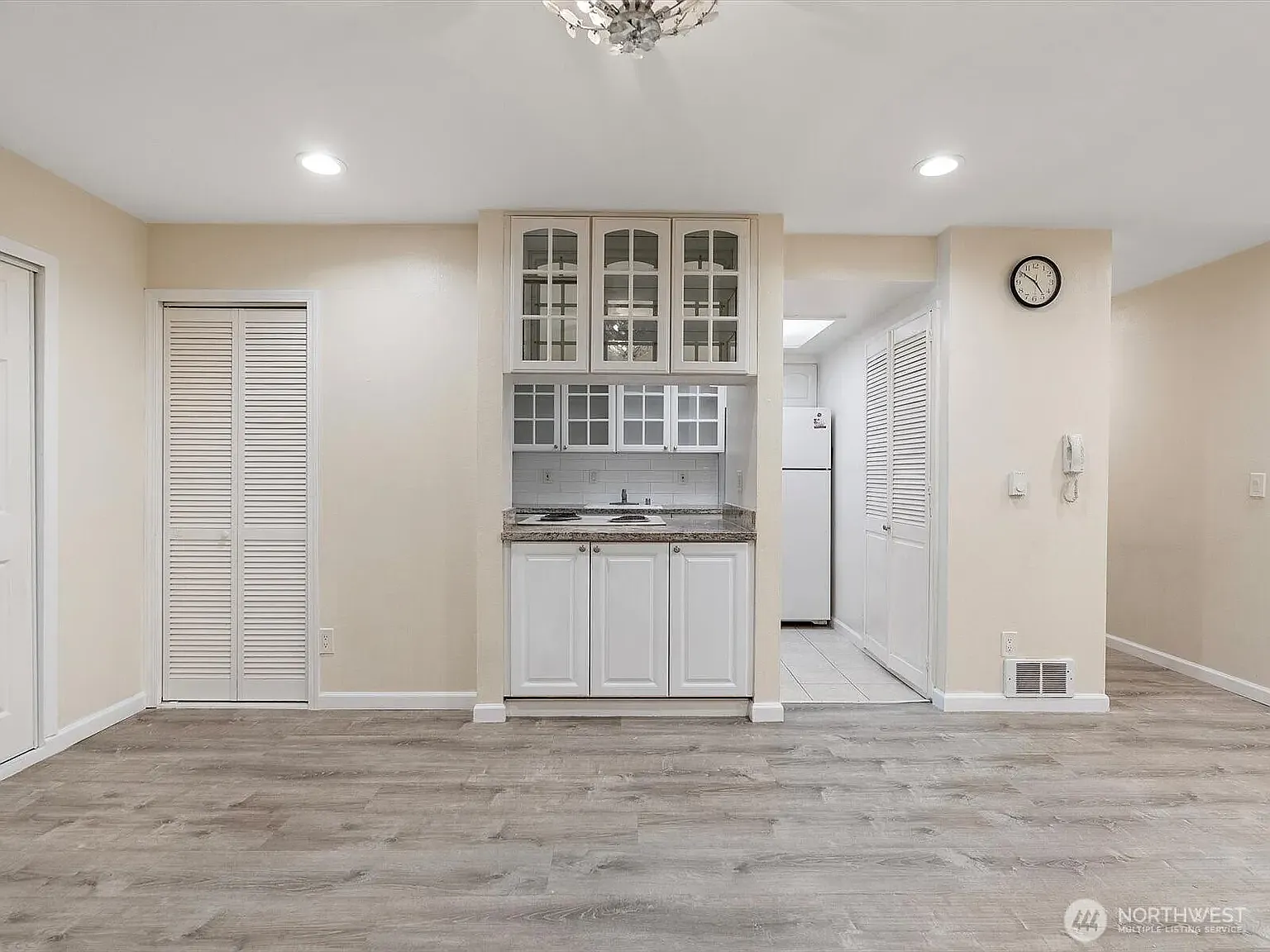 2 bed, 955 sqft, $2,049 — Photo 2
