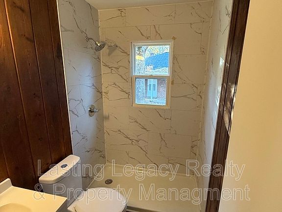 5th image of 904 Marsh St