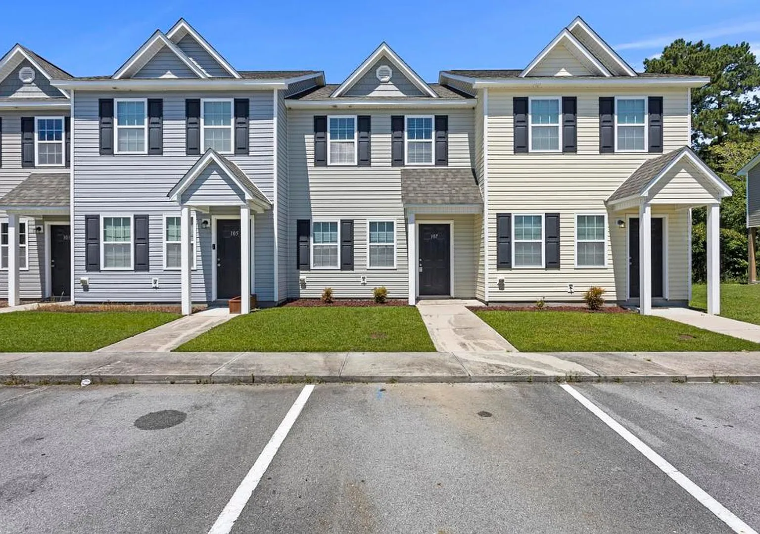 Minutes to OAJ Airport! Beautiful Townhomes! — Photo 1