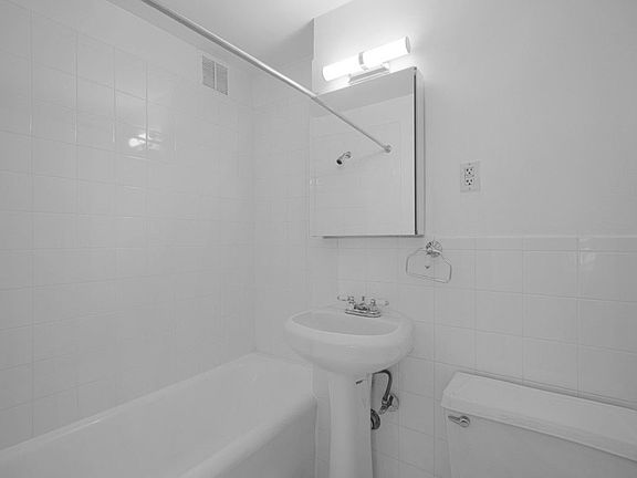 4th image of 160 W 71st St APT 4L