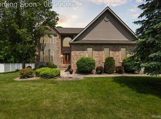 672 Morningside Dr, Grand Blanc, MI 48439