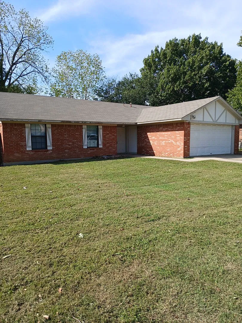 Spacious 3 Bed 2 bath available for immediate move in — Photo 3