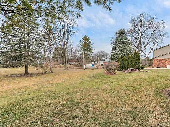 4th image of 5390 Fieldcrest Dr