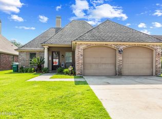 15 Silver Cedar Ct, Youngsville, LA 70592