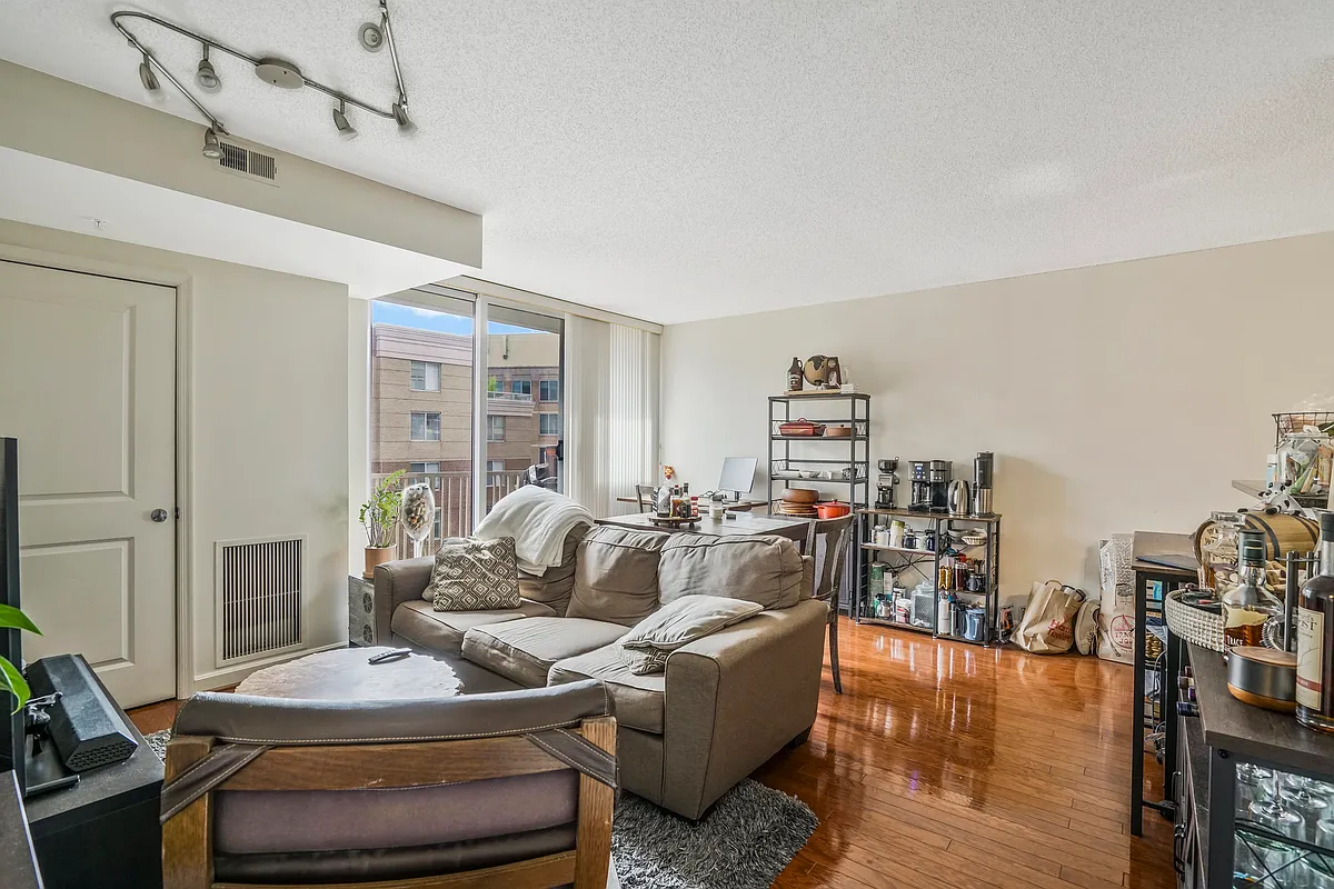 Building Photo - 880 N Pollard St #904