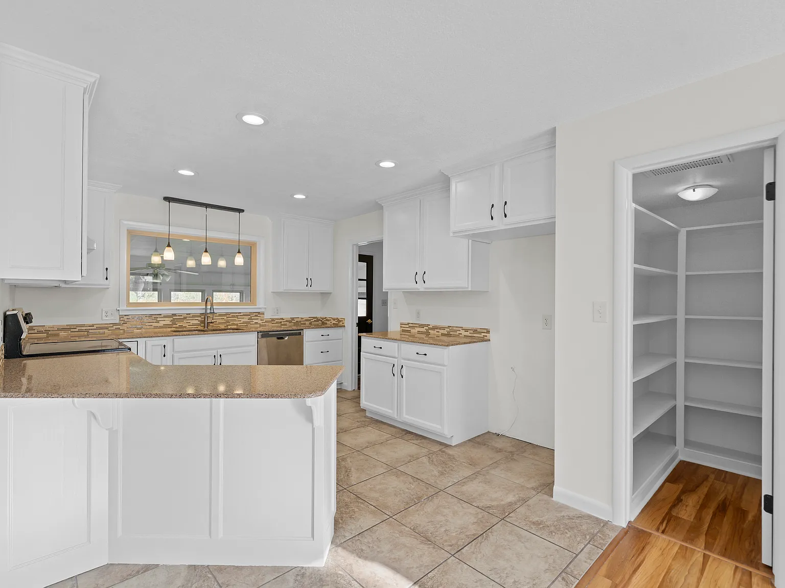 3 bed, 2356 sqft, $2,500 — Photo 4