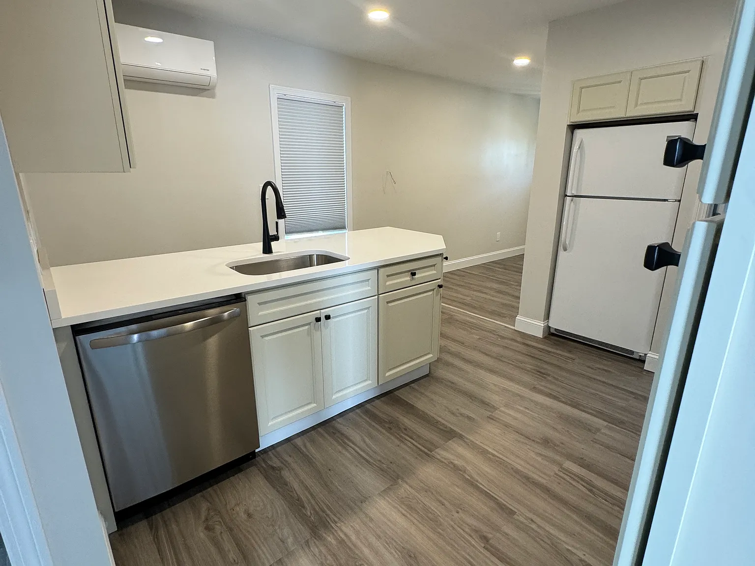 2 bed, 700 sqft, $2,400 — Photo 3