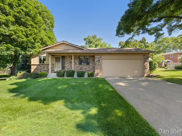2121 Dewberry Dr NE, Grand Rapids, MI 49505