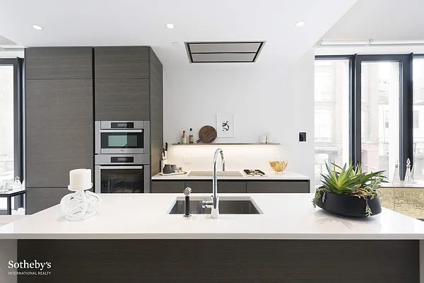 Sold by Sotheby's International Realty | media 3