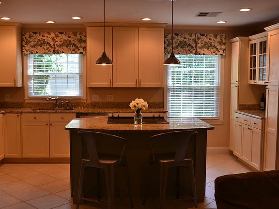 3rd image of 219 Mistletoe Dr