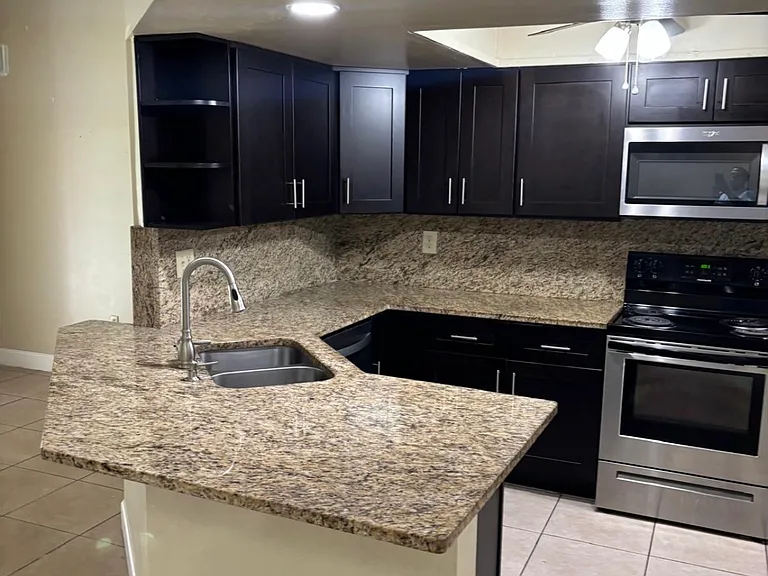 660 Royalty Ct — Photo 3