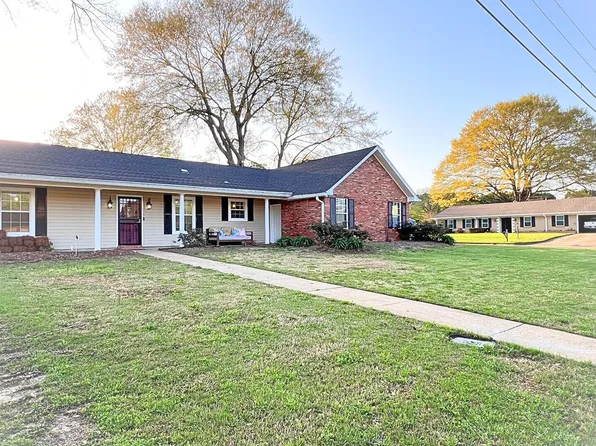 925 Sycamore St, Grenada, MS 38901