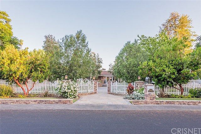 1st image of 23016 Sylvan St