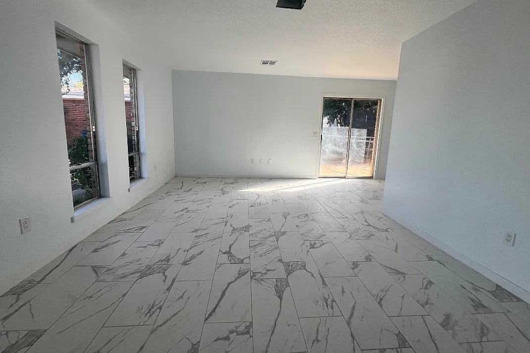 Building Photo - 708 E Redbud Ct