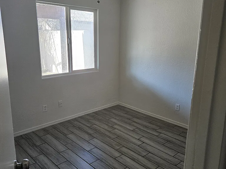 406 E Wickieup Ln — Photo 14