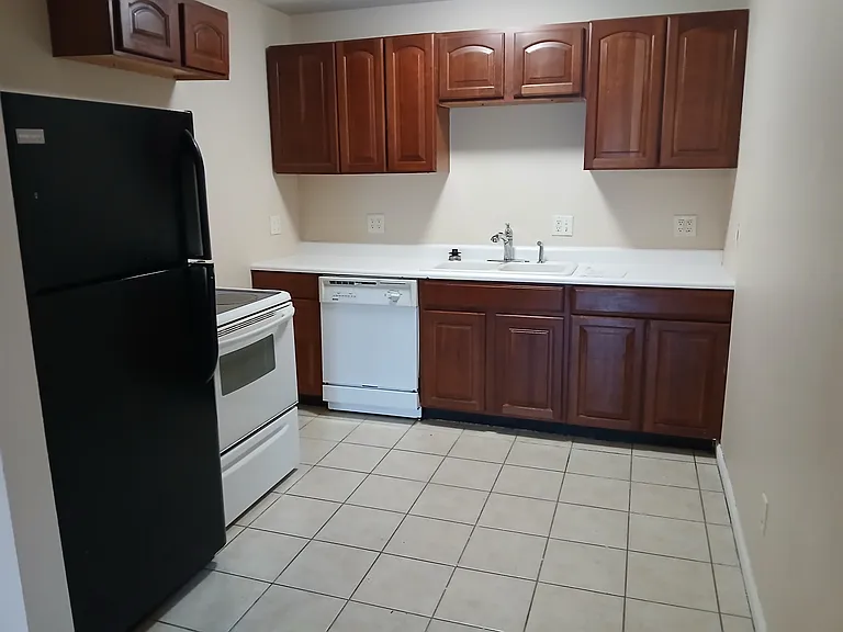 606-4 W College St — Photo 5