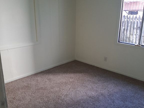 5th image of 833 Russ St