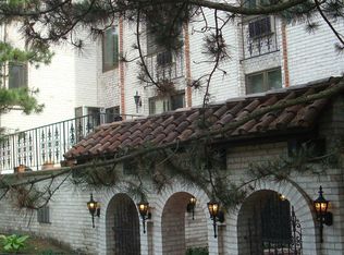 425 E Henry Clay St #2B-2BA-1140SQFT, Milwaukee, WI 53217