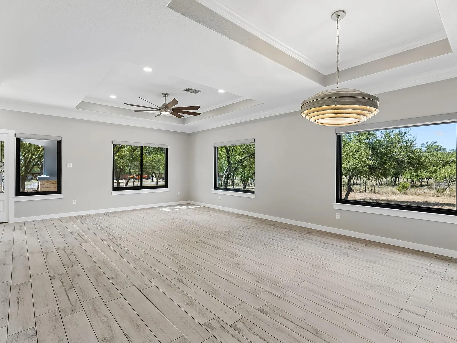 5 bed, 3.0 bath, 3221 sqft, $4,500 — Photo 3