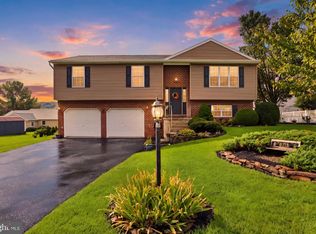 245 Abbey Dr, Mount Wolf, PA 17347