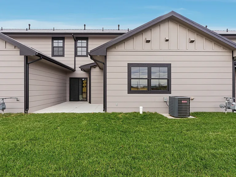 2138 E Beaumont St — Photo 32