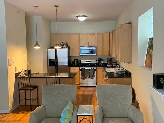 3rd image of 1-869 N Paulina St #1
