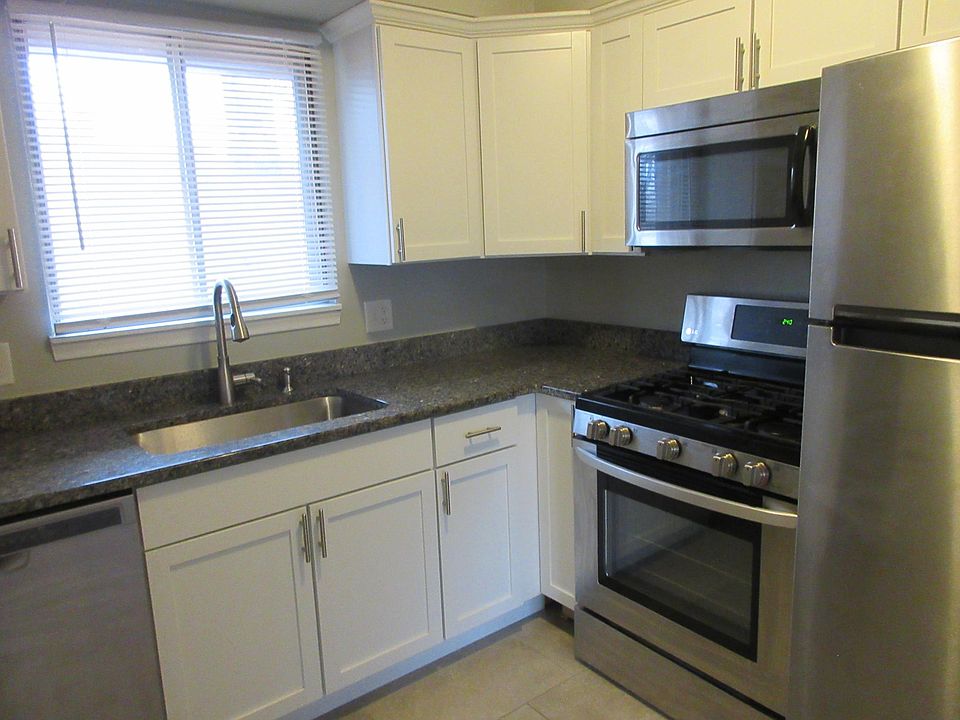 Newer Stainless Steel appliances, icemaker, garbage disposal, granite countertops, tile flooring