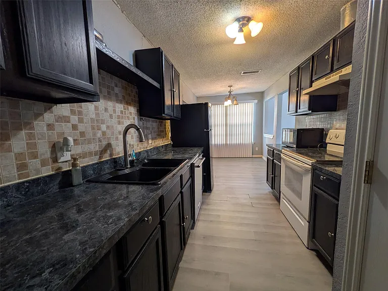 1800 Fernwood Cir — Photo 9