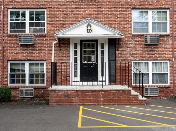 10 Colonial Village Dr APT 3, Arlington, MA 02474