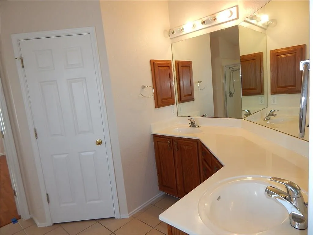5 bed, 3.0 bath, 3208 sqft, $2,695 — Photo 3