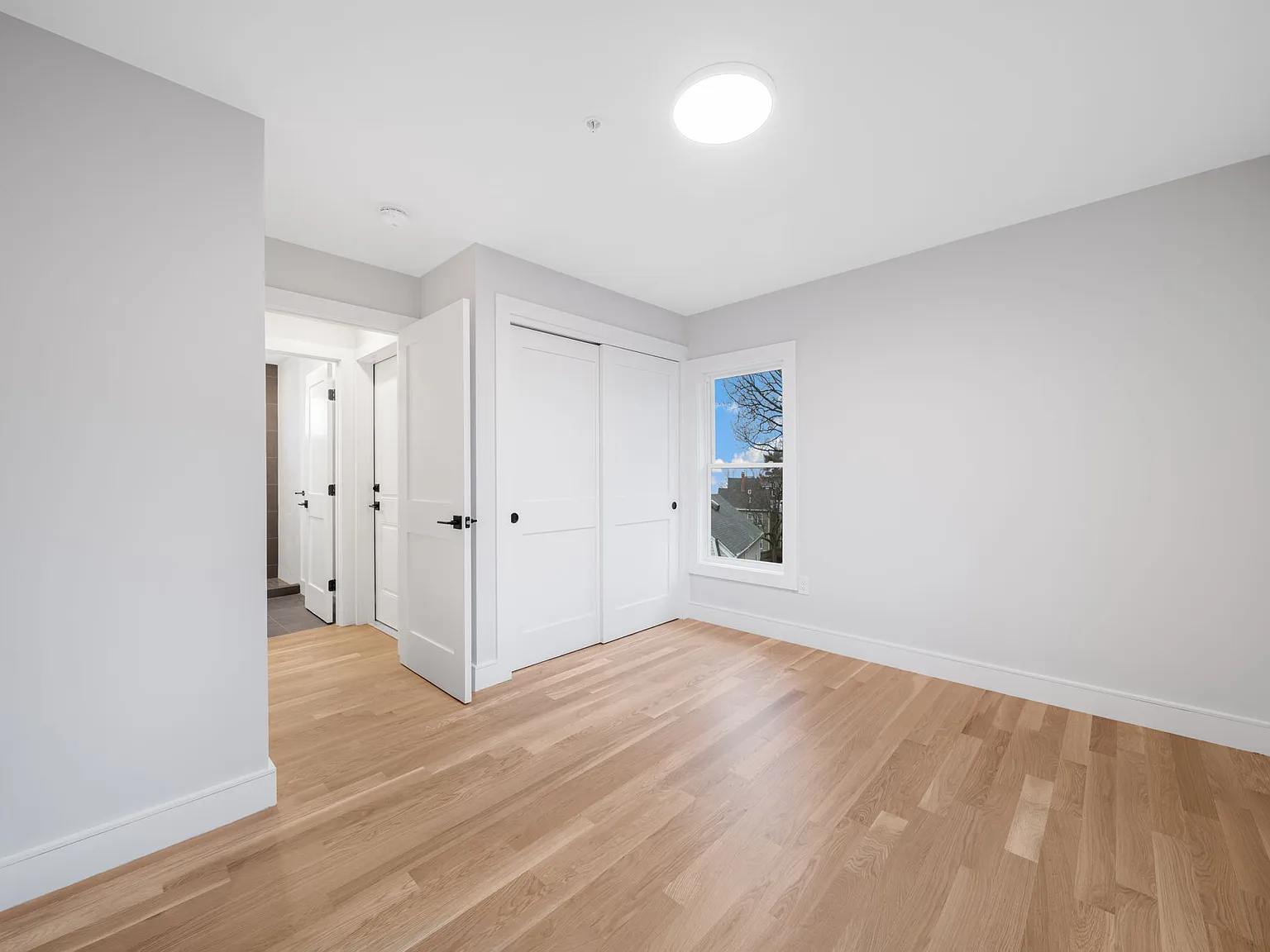 4 bed, 9999 sqft, $4,400 — Photo 2