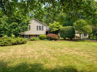 36 Willowbend Dr, Penfield, NY 14526