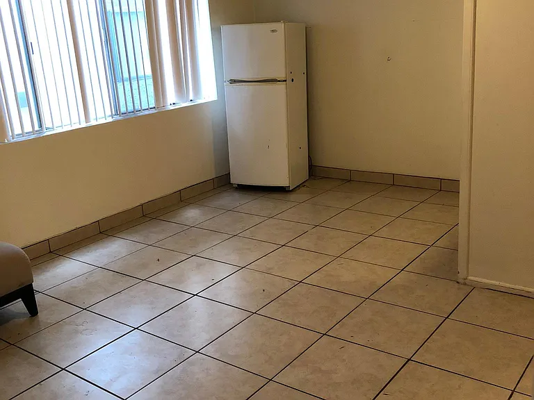 16515 Victory Blvd — Photo 17