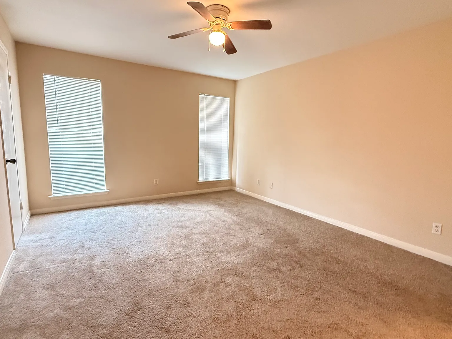 2 bed, 1.5 bath, 1012 sqft, $1,400 — Photo 2