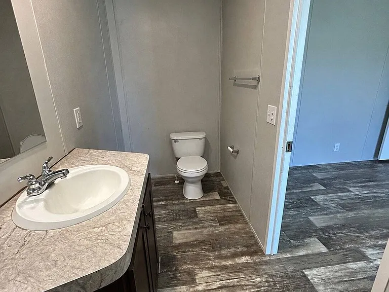 1106 Victoria St — Photo 11