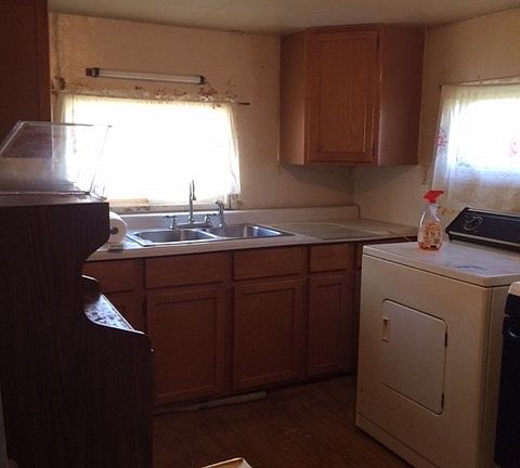 3rd image of 1027 Town St