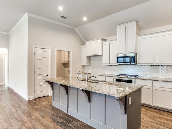 5th image of 908 10th St