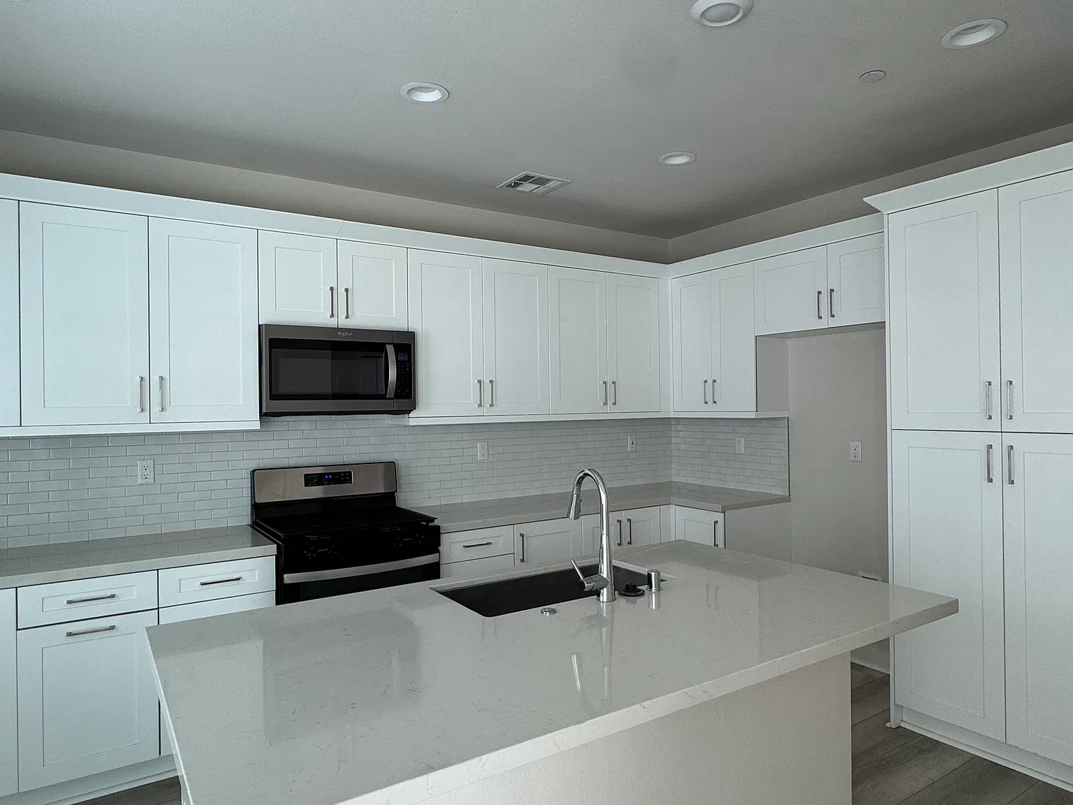 4 bed, 2050 sqft, $3,650 — Photo 2
