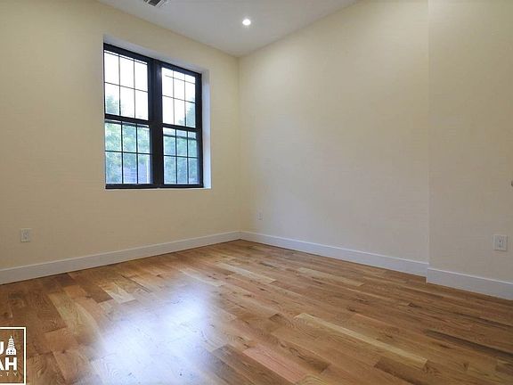 4th image of 744 Willoughby Ave #3F